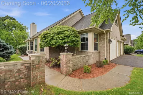 814 Whisperwood Dr, Fenton, MI 48430