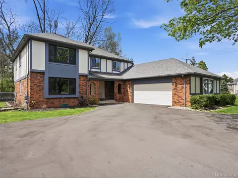 5800 Naneva Ct, West Bloomfield, MI 48322