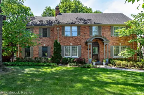 26255 Pembroke Rd, Huntington Woods, MI 48070