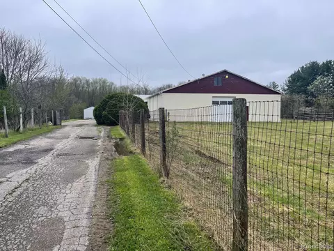 8261 Fenton Rd, Grand Blanc, MI 48439