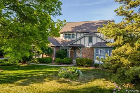 39256 Heatherbrook Dr, Farmington Hills, MI 48331