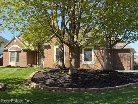 2616 Pebble Beach Dr, Oakland, MI 48363