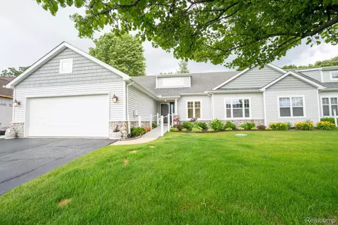 5653 Trail Side Ln #9, Hamburg, MI 48189