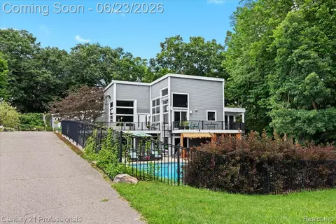 5255 Oak Hill Trl N, Commerce, MI 48382