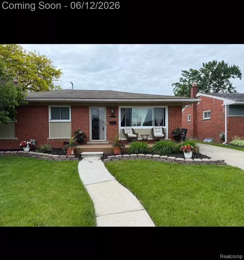 21736 Timberidge St, Saint Clair Shores, MI 48082