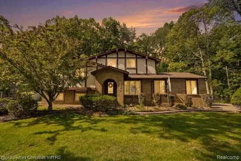 6884 Aeroview St, West Bloomfield, MI 48324