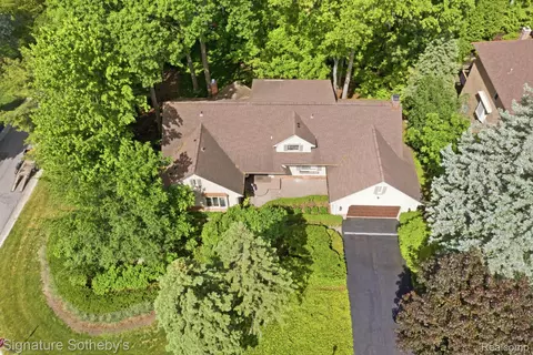 3215 Woodview Lake Rd, West Bloomfield, MI 48323