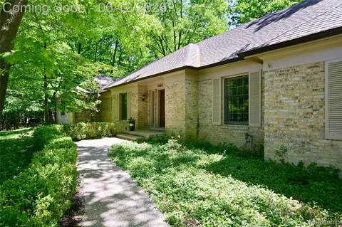 5684 Sussex Ct, Troy, MI 48098