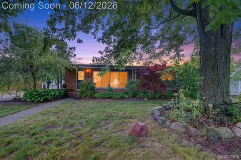 17509 Pershing St, Livonia, MI 48152