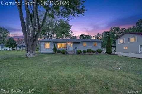 125 Maple Ave, Harsens Island, MI 48028