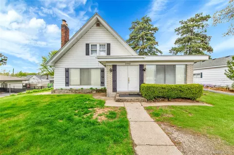 2952 Prynne St, Keego Harbor, MI 48320