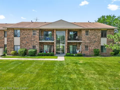 15012 Island Dr, Sterling Heights, MI 48313