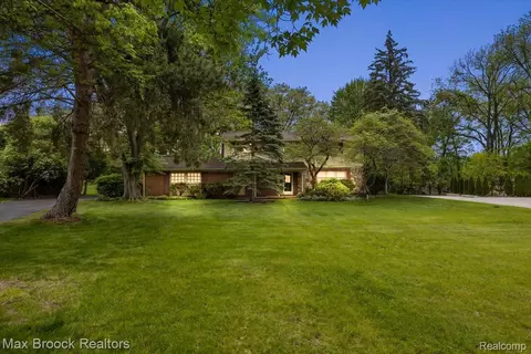 6609 E Knollwood Cir, West Bloomfield, MI 48322