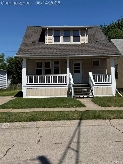 27390 Elmhurst St, Roseville, MI 48066