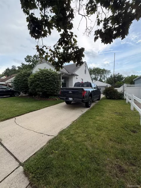 2049 Regina Ave, Lincoln Park, MI 48146