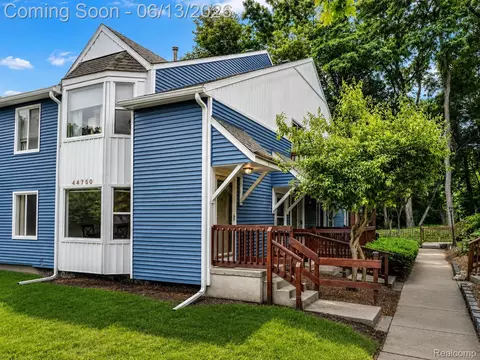 44750 Bayview Dr #37, Novi, MI 48377