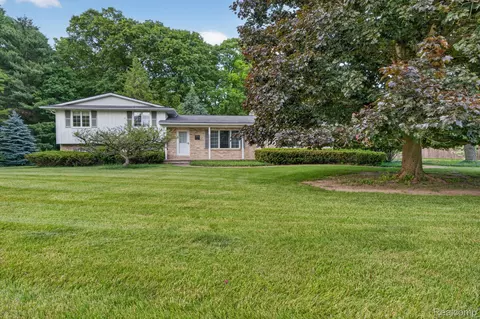 9144 Deer Park Ct, Tyrone, MI 48430
