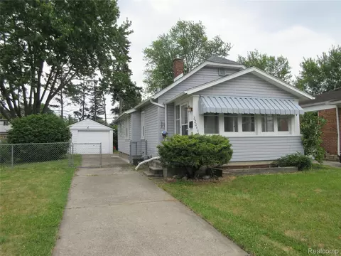 22044 Elmwood Ave, Eastpointe, MI 48021
