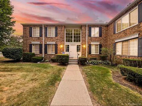 635 E Fox Hills Dr, Bloomfield Hills, MI 48304