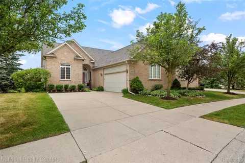 49455 N Glacier Ave #43, Northville, MI 48168