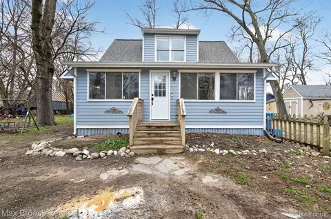 9024 Mandon Rd, White Lake, MI 48386