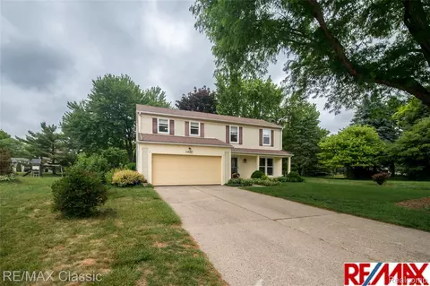 34682 Bunker Hill Dr, Farmington Hills, MI 48331