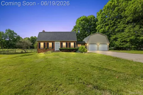 10324 Oakhill Rd, Holly, MI 48442