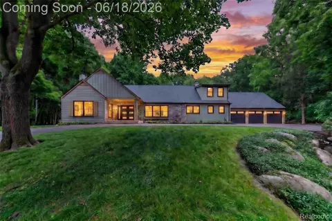 1366 Conge Dr, Bloomfield Hills, MI 48304