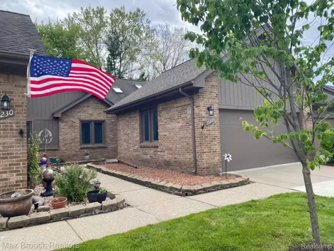 16226 Pine Ridge Dr, Fraser, MI 48026