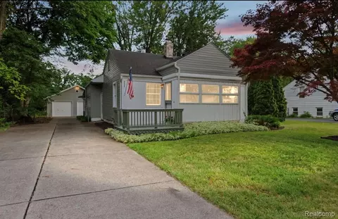 9235 Whitall Ln, Grosse Ile, MI 48138