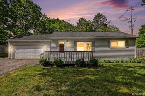 9315 Hillcrest Rd, Springfield, MI 48348