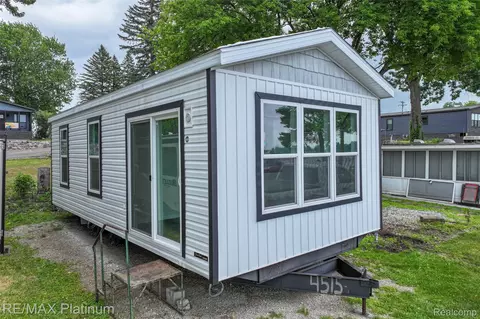 2 Serenity Shr, Fenton, MI 48430