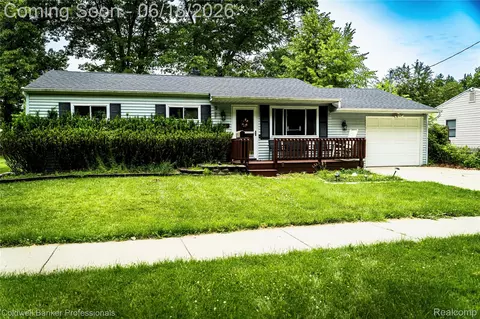1017 N East St, Fenton, MI 48430