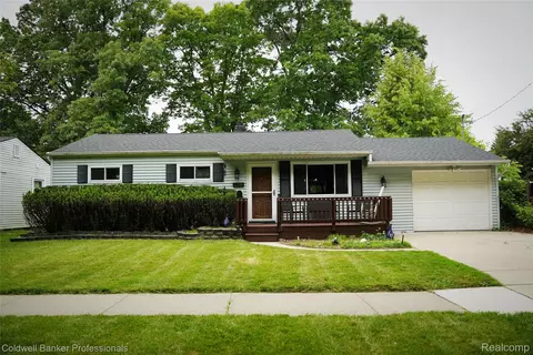 1017 N East St, Fenton, MI 48430