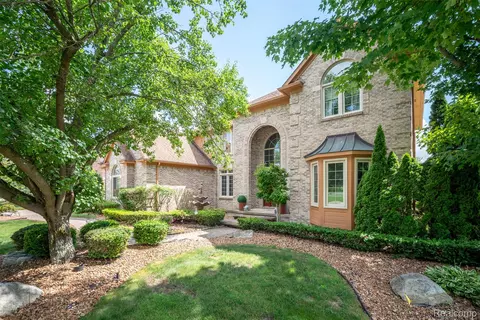 2935 Ivy Hill Dr, Commerce, MI 48382