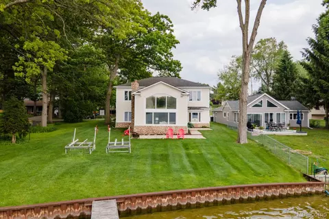3831 Woodland Dr, Highland, MI 48356