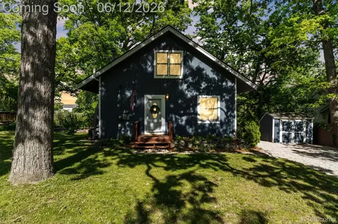 920 Hickory Ridge Cir, Milford, MI 48380