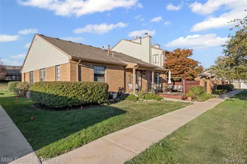 38903 Country Cir, Farmington Hills, MI 48331