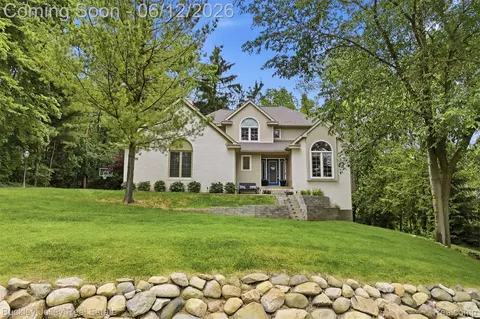 7829 Hillside Lakes Dr, Brighton, MI 48116