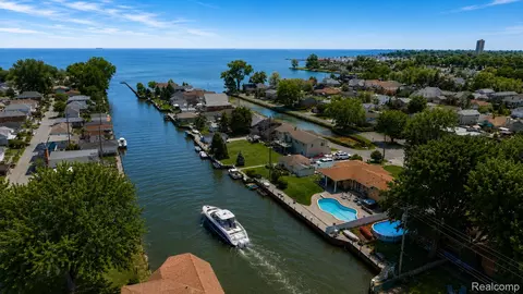 22461 Benjamin St, Saint Clair Shores, MI 48081