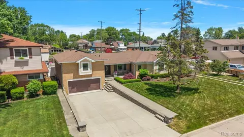22461 Benjamin St, Saint Clair Shores, MI 48081