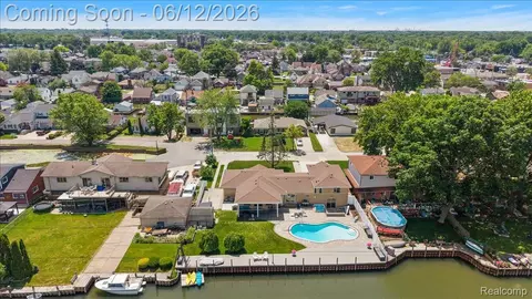 22461 Benjamin St, Saint Clair Shores, MI 48081
