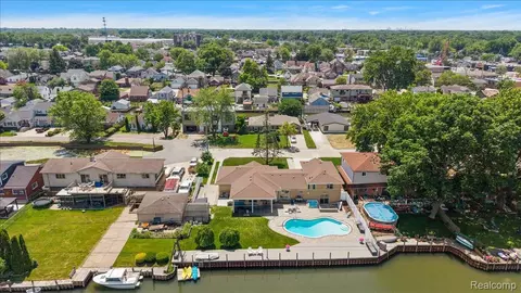 22461 Benjamin St, Saint Clair Shores, MI 48081