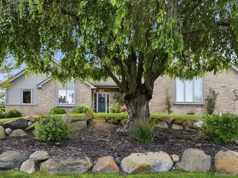 9095 Rotondo Dr, Howell, MI 48855