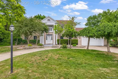 34134 Old Timber Ct, Farmington Hills, MI 48331