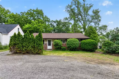 271 S Williams Lake Rd, Waterford, MI 48327
