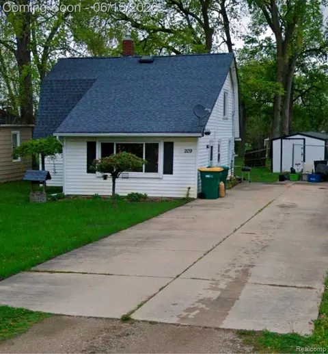 209 Park St, Gaines, MI 48436