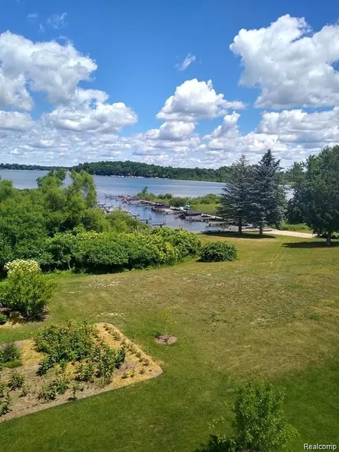 123 Bloomfield Lot Apt 39 Blvd, Norvell, MI 49230