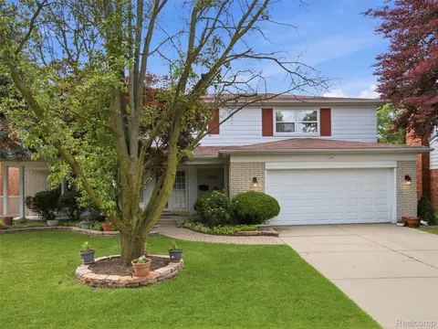 883 Briarcliff Dr, Grosse Pointe Woods, MI 48236