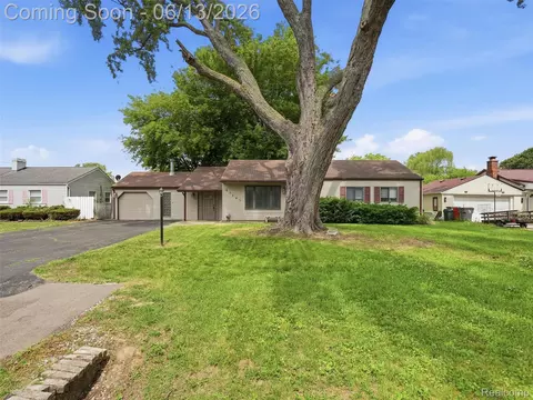 37843 Emery St, Clinton Township, MI 48036